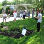  Explication du jardin de pluie chez un résident lors de la conférence de presse dévoilant le projet