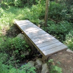  Passerelle le long du sentier enjambant une des nombreuses sources d'eau