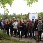  Jeunes du Tournesol et les partenaires impliqués dans l'aménagement de la bande riveraine de la rivière Watopeka à Windsor.