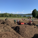  Paillage des sentiers secondaires de la forêt nourricière avec l'aide de bénévoles. Crédit photo : Mélanie Deslongchamps