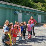  Les jeunes rencontrent le responsable des travaux publics au sujet de l'eau potable de leur municipalité