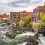  La rivière Magog qui coule au coeur de la ville de Sherbrooke à l'automne. Crédits: Shutterstock