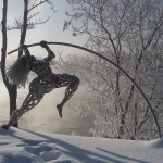  Le sault à la perche: parmi les nombreuses sculptures à Place Redmond à St-Georges